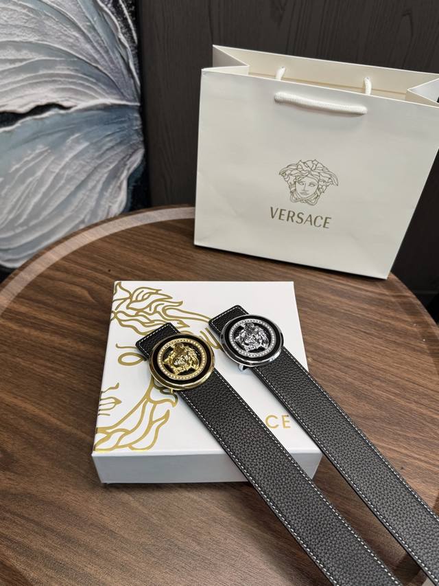 升级版 220 Versace！ ！高版本 全钢 腰带 原单牛皮皮带～热门款 皮带里面最火的啦～质量很好 全套包装！五金绝对不褪色 皮带头和专柜一样的哦～ 配礼