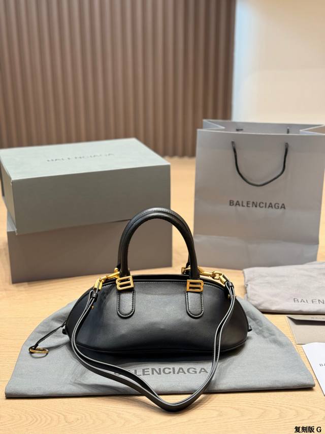 复刻版 牛皮 Balenciaga Bolero迷你保龄球 巴黎世家Bolero手袋是pierpaolo piccioli上任后的首秀之作，灵感来自1937年弧