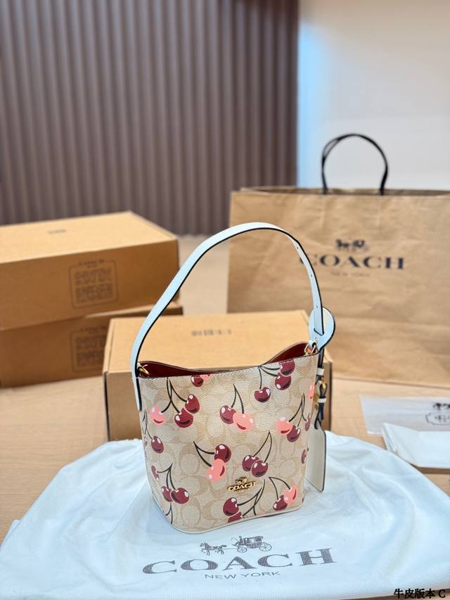 原版布 Coach All Inbb手袋为Monogram牛皮搭配亮泽金属件，以标志性挂锁和名牌彰显经典格调。可调节肩带延续品牌制箱传承，皮革肩带增添斜挎和肩背