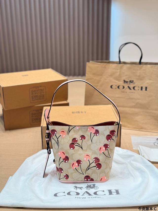 牛皮版本 Coach All Inbb手袋为Monogram牛皮搭配亮泽金属件，以标志性挂锁和名牌彰显经典格调。可调节肩带延续品牌制箱传承，皮革肩带增添斜挎和肩