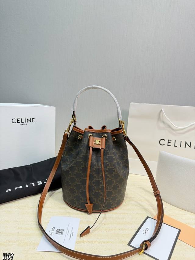 折叠礼盒 Celine 凯旋门老花抽绳水桶包 Celine凯旋门老花抽绳水桶包,经典Triomphe系列,pvc+小牛皮拼接,金属金扣点缀,复古优雅。抽绳设计实 折叠礼盒 Celine 凯旋门老花抽绳水桶包 Celine凯旋门老花抽绳水桶包,经典Triomphe系列,pvc+小牛皮拼接,金属金扣点缀,复古优雅。抽绳设计实