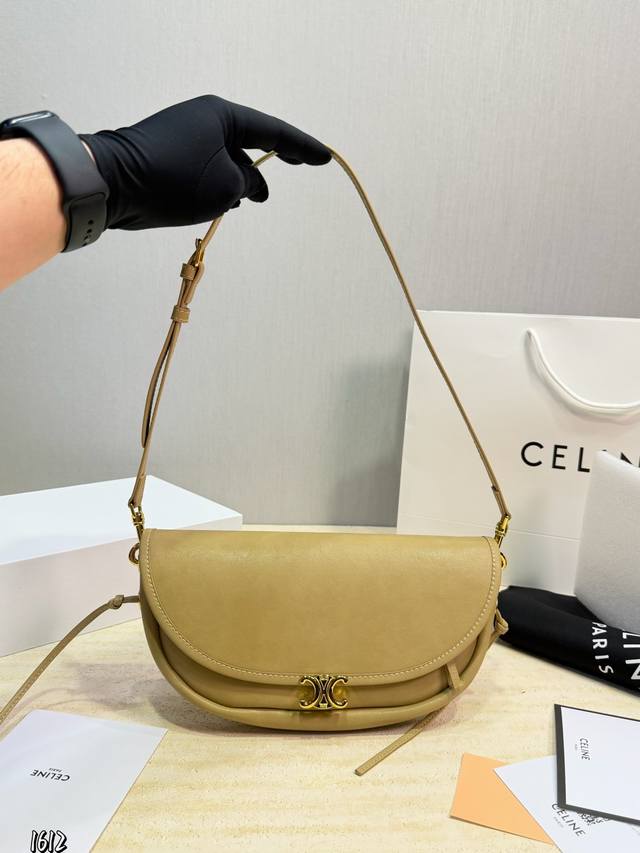 赛琳Celine Soft Triomphe半月包,金色凯旋门五金!浅棕色调,优质皮革+金属Triomphe扣,法式简约优雅。半月弧形设计,线条流畅。满满的中古 赛琳Celine Soft Triomphe半月包,金色凯旋门五金!浅棕色调,优质皮革+金属Triomphe扣,法式简约优雅。半月弧形设计,线条流畅。满满的中古