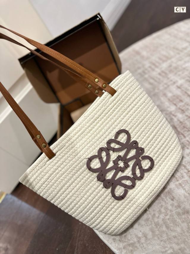 Airplane box packaging, dimensions 25-35cm. Loewe series straw bag, hand-woven n