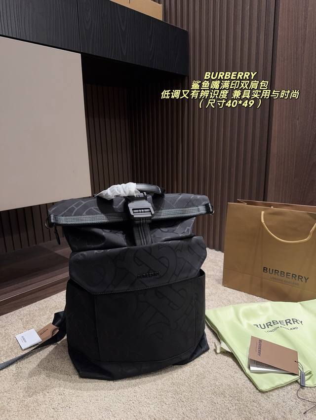 无盒尺寸40*49 Burberry鲨鱼嘴满印双肩包 Burberry鲨鱼嘴满印双肩包，黑色尼龙材质+经典骑士标满印，低调又有辨识度。包身简约，拉链+翻盖设计，
