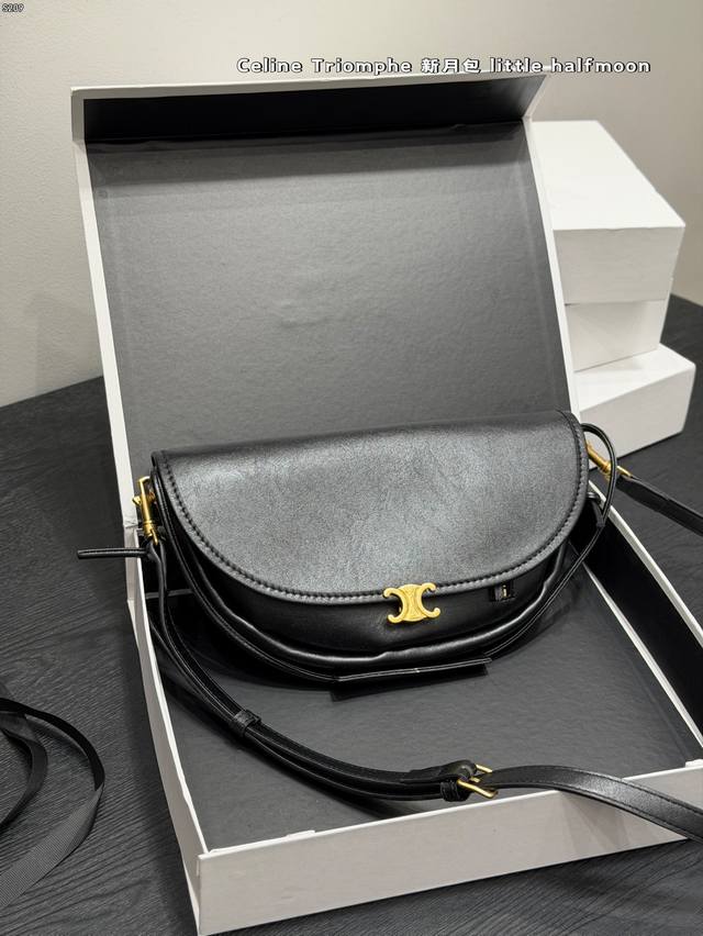 折叠盒 Size:30×17 Celine赛琳 Triomphe 新月包 单肩包 腋下包 Little Halfmoon 上市啦~ 是谁还没背上这款小挎包啊 突 折叠盒 Size:30×17 Celine赛琳 Triomphe 新月包 单肩包 腋下包 Little Halfmoon 上市啦~ 是谁还没背上这款小挎包啊 突
