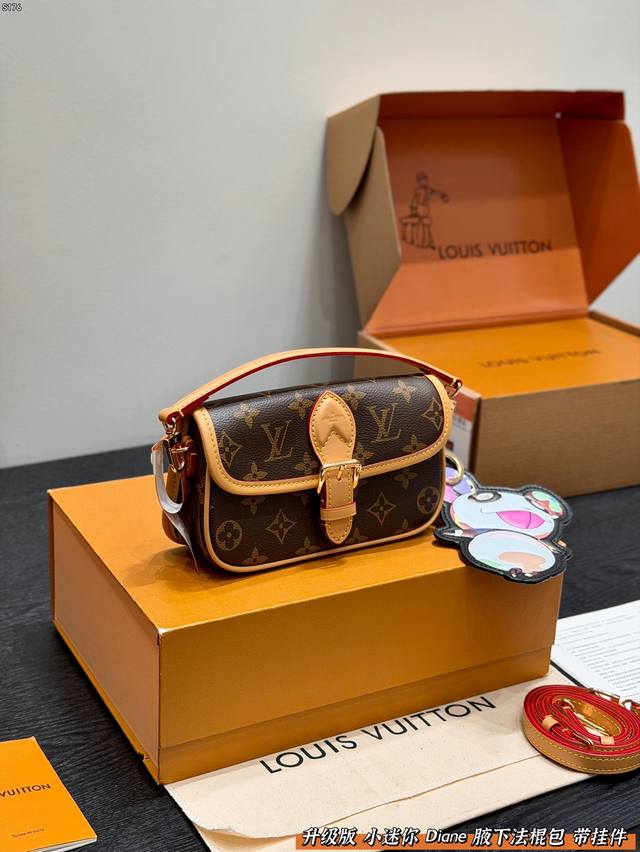 全套礼盒包装 升级版 全钢五金！带挂件 Size：19*10Cm Lv 小迷你 Diane 法棍手袋 小号Mini法棍包是真好看 又好背！ 皮质和颜色都不错，