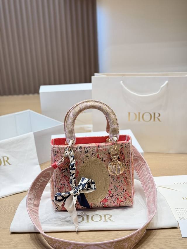 复刻版 原版布 Dior Lady D-Lite刺绣包 刺绣戴妃配斜挎带 D家最具有代表性的包包,拥有众多的粉丝~D家 Lady D-Lite～诞生于20世纪9