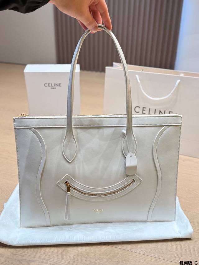 复刻版 Celine Flat Luggage手袋 Celine New Luggage笑脸包,因弧形拉链口袋被称为“笑脸包”,采用光滑牛皮,内衬麂皮,质感细腻 复刻版 Celine Flat Luggage手袋 Celine New Luggage笑脸包,因弧形拉链口袋被称为“笑脸包”,采用光滑牛皮,内衬麂皮,质感细腻