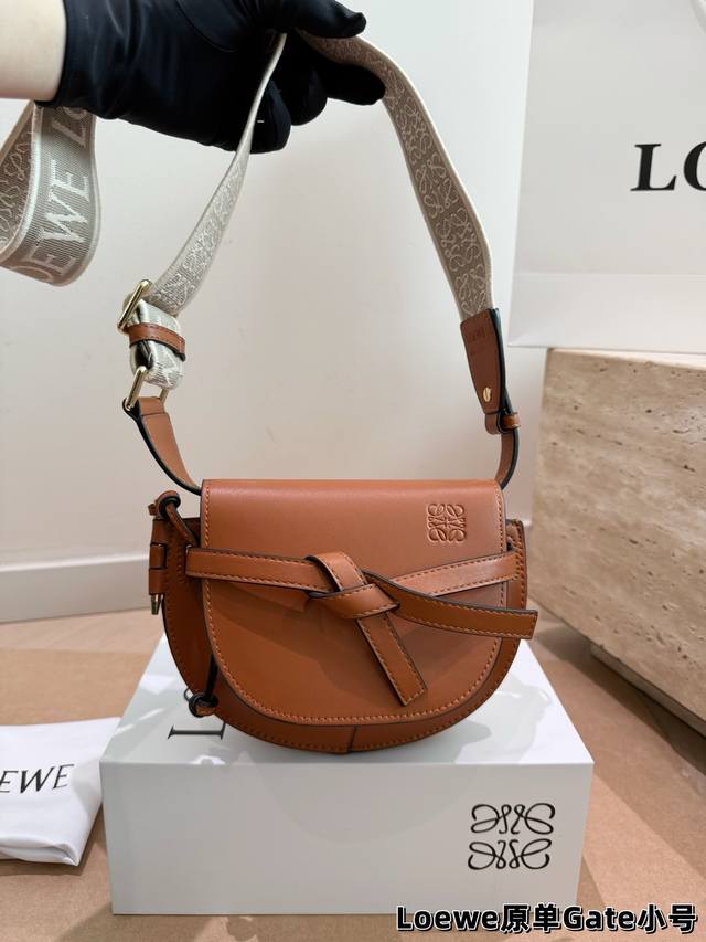 Comes with box. Size: 20*15cm. Loewe's new shoulder strap is beautiful! Gate Bag