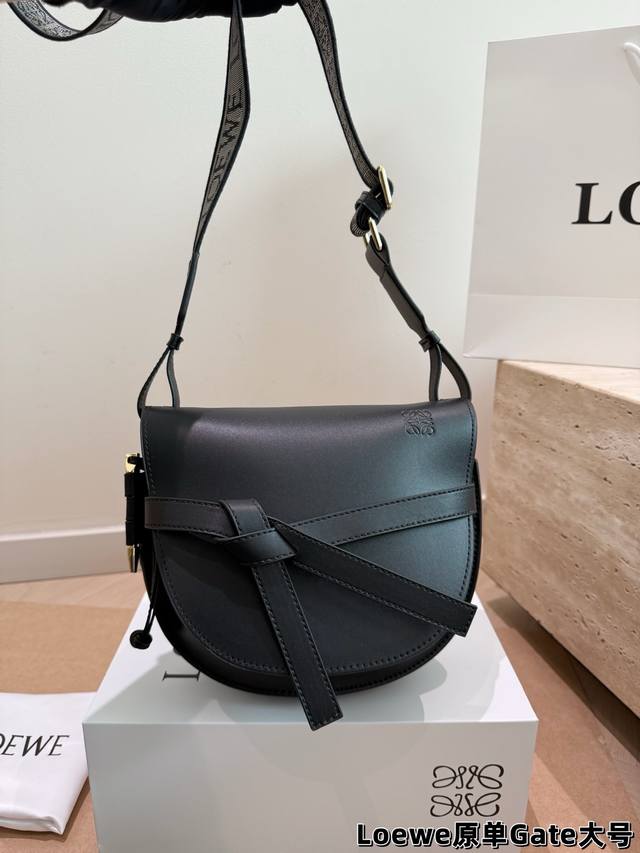 Comes with box. Size: 24*20cm. Loewe's new shoulder strap is beautiful! Gate Bag