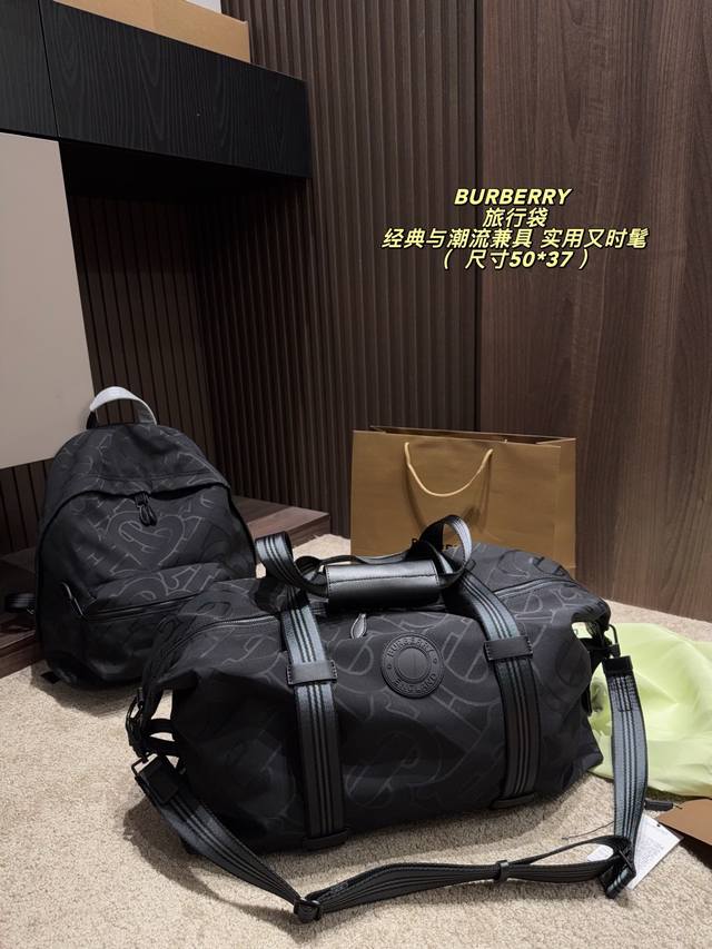 无盒尺寸50*37 Burberry 旅行袋 Burberry鲨鱼嘴旅行袋，黑色满印设计+鲨鱼嘴拉链，辨识度超高！尼龙材质轻便耐用，大容量，短途旅行Or日常通勤