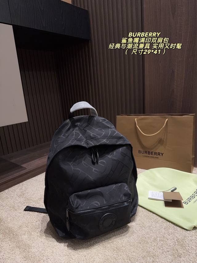 无盒尺寸29*41 Burberry 鲨鱼嘴满印双肩包 Burberry鲨鱼嘴系列双肩包，黑色满印设计超有辨识度 质感满分。日常通勤、休闲出行都很适合。正面拉链