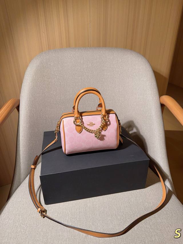 300 蔻驰Coach 限定粉色Mini Rowan波士顿枕头包 尺寸18×12×10 礼盒包装S