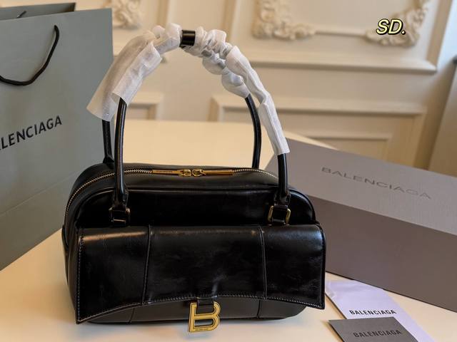 折叠盒 Size:28×16 Balenciaga巴黎世家Flat Bowling保龄球包 巧妙融合 Hourglass手袋的沙漏型剪裁翻盖 B字母扣饰和保龄球