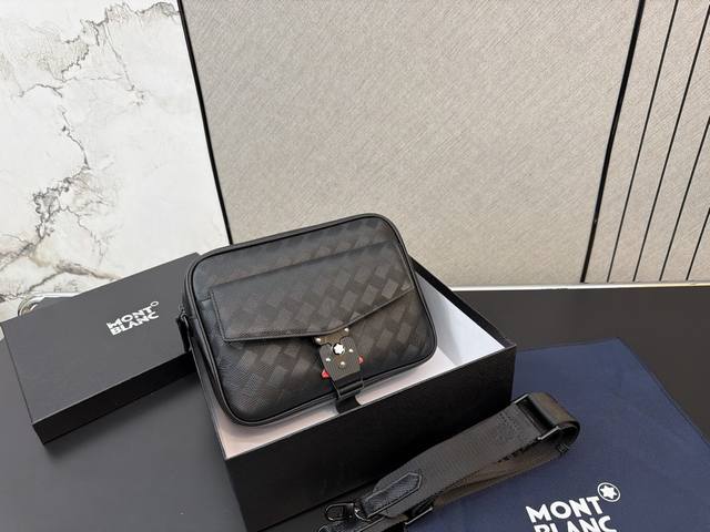 Montblanc 万宝龙 牛皮版男士单肩包 男包 斜挎包 实物拍摄 原厂原版面料 高端品质 配送防尘袋 24 X 18Cm。