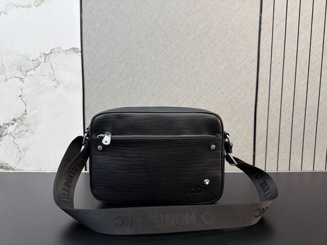Montblanc 万宝龙 牛皮版男士单肩包 男包 斜挎包 实物拍摄 原厂原版面料 高端品质 配送防尘袋 27 X 19Cm。