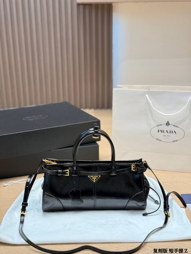 复刻版 牛皮 prada Soft Lux手提包 prada Soft Lux手提包，黑色油蜡皮+金属三角标，复古又高级。包型上窄下宽，几何感十足，容量大，通勤