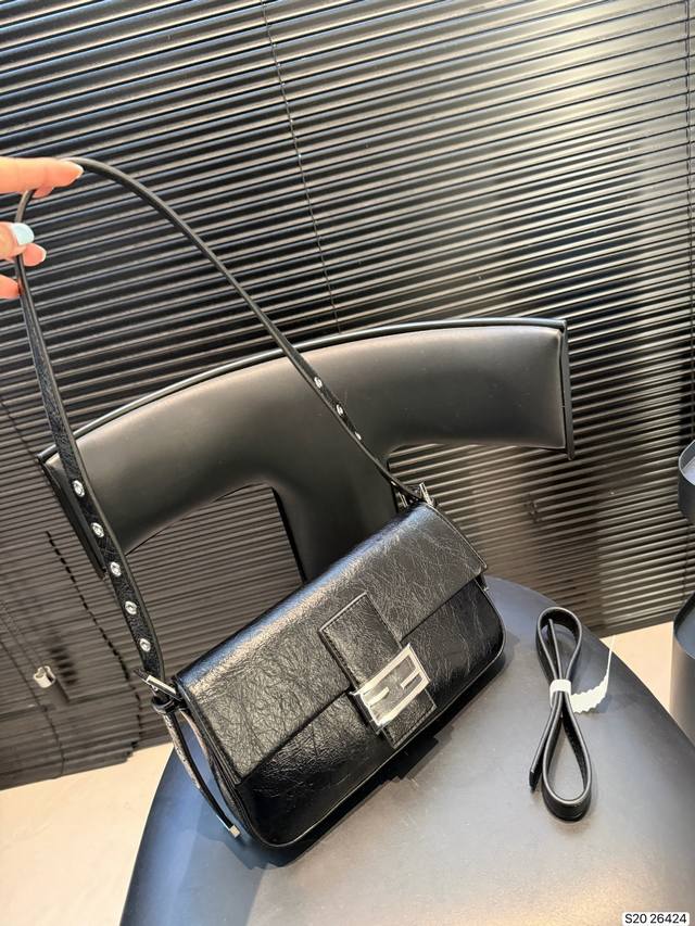 配折叠盒芬迪Fendi中古法棍腋下包 越简单的衣服搭配起来越好看 满满的复古感 中古爱好者不可缺少的一只 随手一拎就有一种法国巴黎女人随性自然的复古时髦感 尺寸 配折叠盒芬迪Fendi中古法棍腋下包 越简单的衣服搭配起来越好看 满满的复古感 中古爱好者不可缺少的一只 随手一拎就有一种法国巴黎女人随性自然的复古时髦感 尺寸