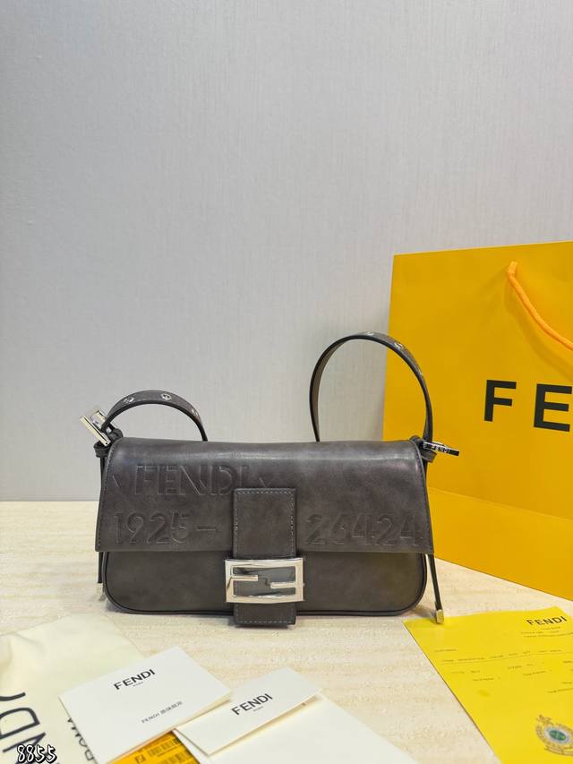 芬迪Fendi 2026系列手袋,黑色皮革+银色Ff金属扣,简约大气超有质感!正面“1925-26424”字样,纪念品牌历史超有仪式感。肩带可调节,单肩斜挎都O 芬迪Fendi 2026系列手袋,黑色皮革+银色Ff金属扣,简约大气超有质感!正面“1925-26424”字样,纪念品牌历史超有仪式感。肩带可调节,单肩斜挎都O