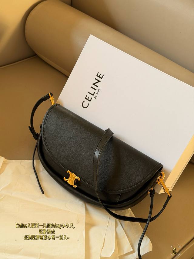 310 配盒 小号 Size:上宽28*14 Celine Little 半月包上市啦! 太爱了 非常轻巧~可单肩,斜挎 柔软而有光泽低调的凯旋门金属扣 点缀在 310 配盒 小号 Size:上宽28*14 Celine Little 半月包上市啦! 太爱了 非常轻巧~可单肩,斜挎 柔软而有光泽低调的凯旋门金属扣 点缀在