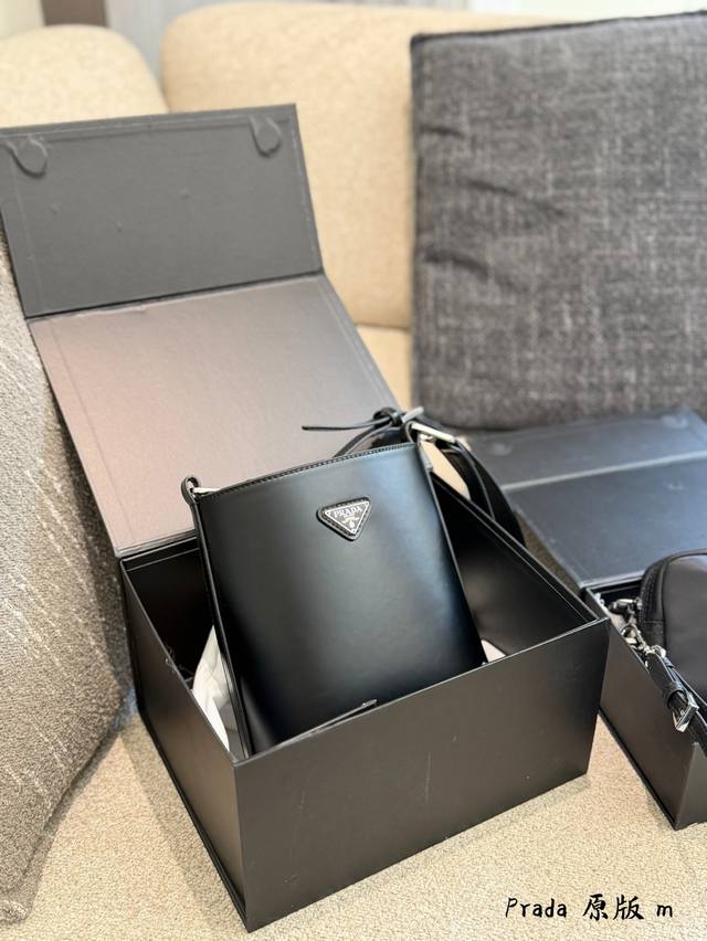 prada panier水桶包 prada panier水桶包，采用意大利进口粗纹十字纹牛皮，质感细腻油亮，搭配24K电镀抛光五金，尽显奢华工艺。小号尺寸18×