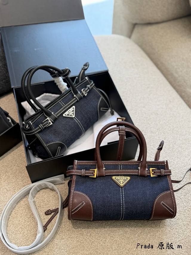 prada 牛仔Bonnie Mini手袋 prada牛仔Bonnie Mini手袋，深蓝丹宁+棕色小牛皮拼接，复古又摩登！金属三角标超有辨识度。迷你尺寸，手提