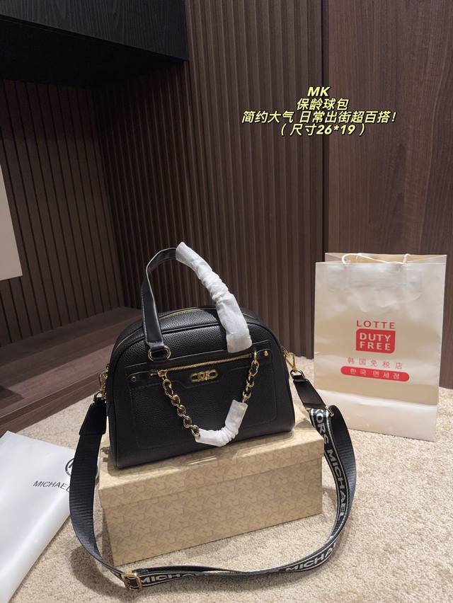 Box included, size 26*19 cm. Mk bowling bag. Gold hardware and chain embellishme Box included, size 26*19 cm. Mk bowling bag. Gold hardware and chain embellishme