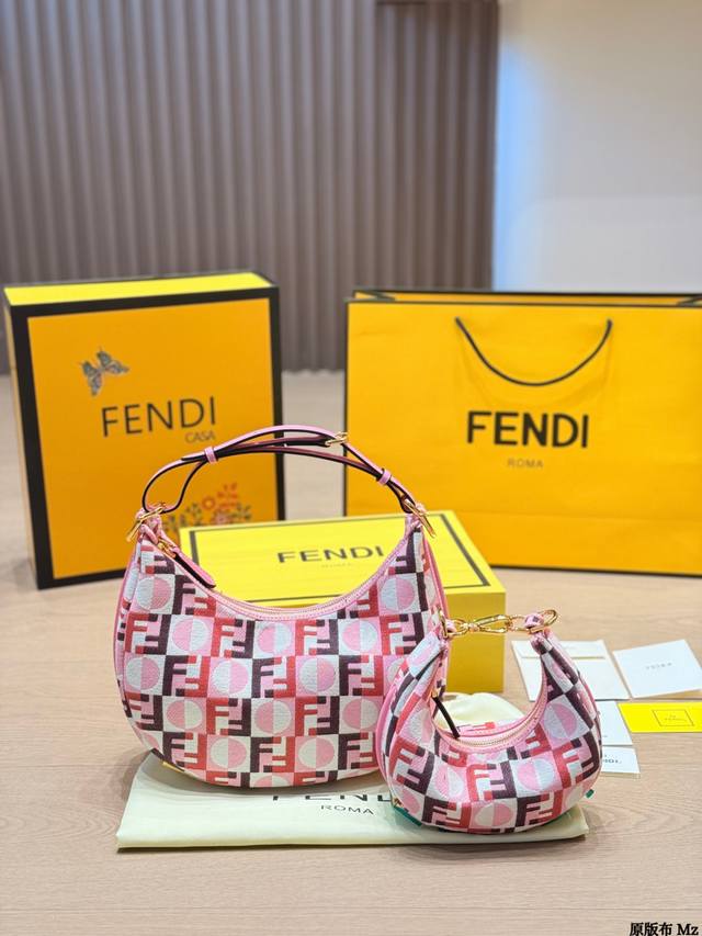 复刻版 Fendi Ff印花手提包 Fendi Ff印花手提包,经典Ff标志设计,品牌辨识度超高!帆布+皮革拼接,轻便又耐用,日常通勤或休闲出街都很适合。弧形手 复刻版 Fendi Ff印花手提包 Fendi Ff印花手提包,经典Ff标志设计,品牌辨识度超高!帆布+皮革拼接,轻便又耐用,日常通勤或休闲出街都很适合。弧形手