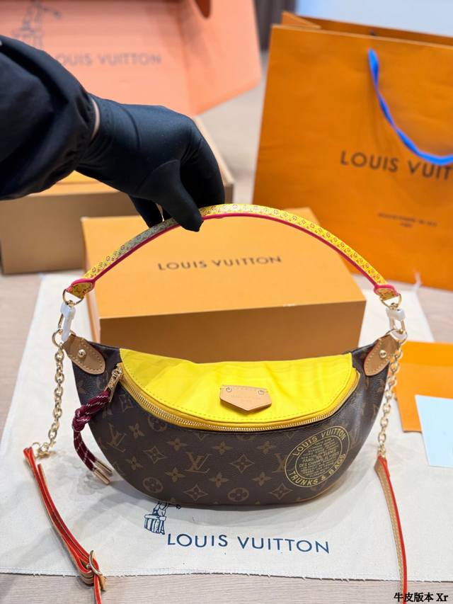 牛皮版本 路易威登Croissant可颂包 Lv Croissant可颂包，经典Monogram老花帆布+牛皮饰边，复古又时髦！弧形设计灵感来自法式可颂面包，肩