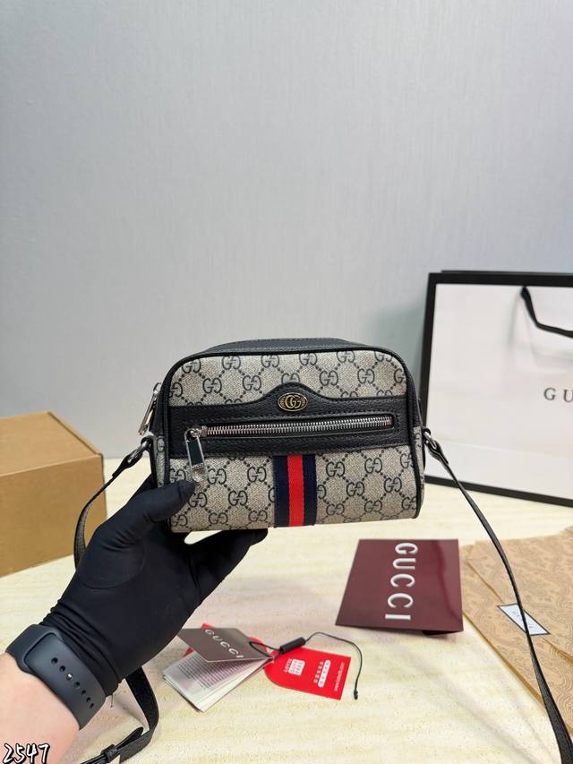 Gift box packaging. Gucci Ophidia series mini crossbody bag, made of ebony Gg Su