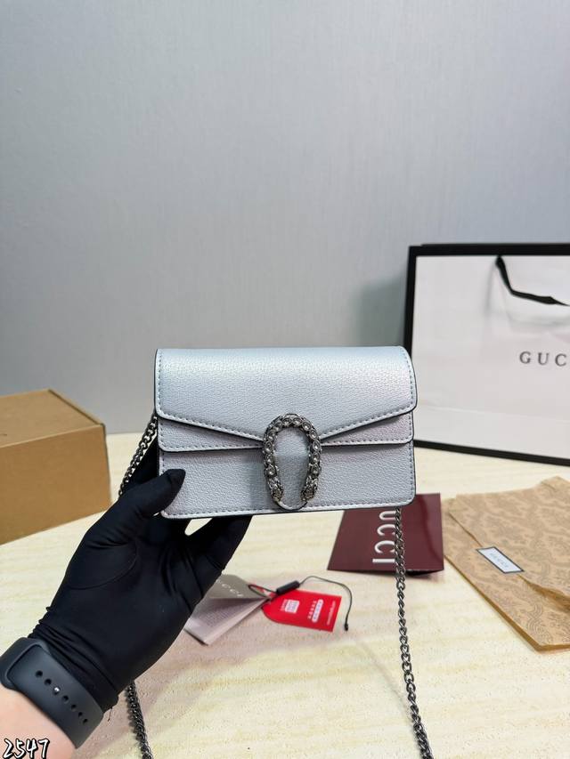 Gucci Dionysus series diamond-buckled chain bag, made of milkshake white pebbled