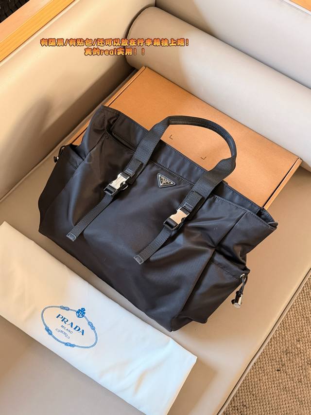 280 无盒 Size：40*35Cm prad Tote 购物袋 皮料厚实 很有质感 有隔层 有贴包 还可以放在行李箱挂上哦！ 真的Real实用！！
