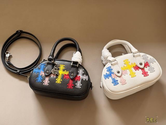 360 牛皮 Size:20*13Cm Chrome Hearts克罗心经典黑色保龄球包包 Mini保龄球包太百~搭了 一眼就心动 五金也太漂亮了,做工非常精致 360 牛皮 Size:20*13Cm Chrome Hearts克罗心经典黑色保龄球包包 Mini保龄球包太百~搭了 一眼就心动 五金也太漂亮了,做工非常精致