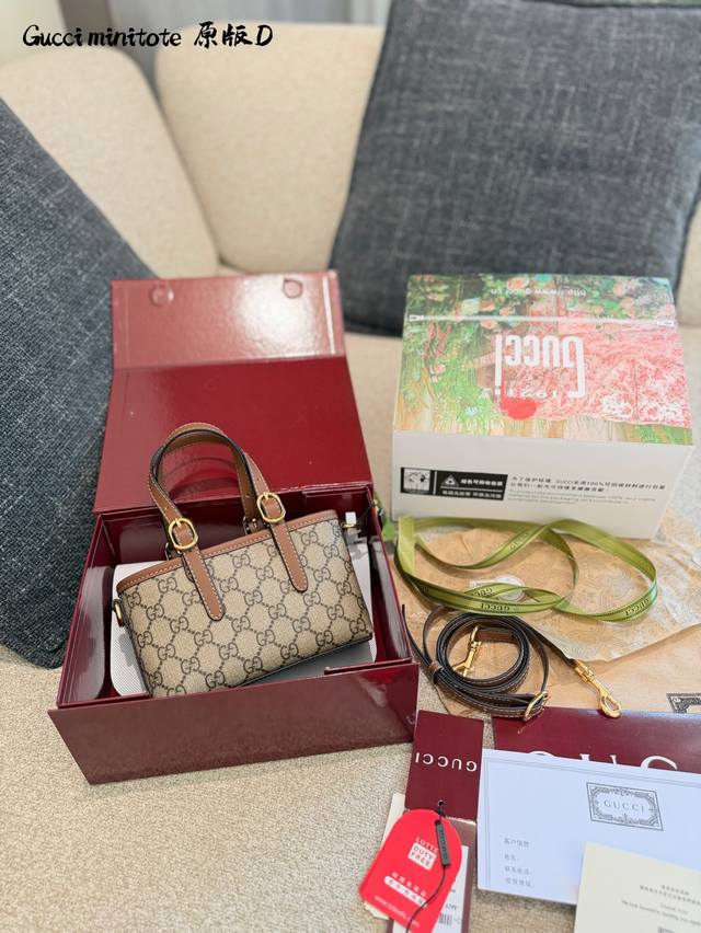 The new Gucci Mini Tote Bag is so cute! The new Emblem series mini tote bag is a