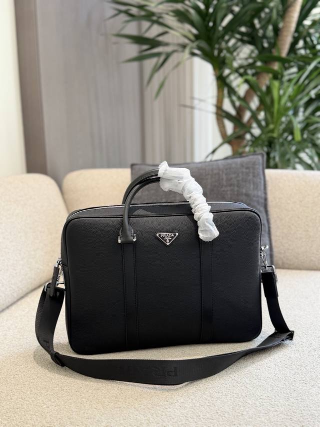 prada plume保龄球公文包 prada plume保龄球公文包，黑色十字纹牛皮+银色三角标，低调又高级。35Cm大容量，能装下笔记本电脑和文件，通勤超实