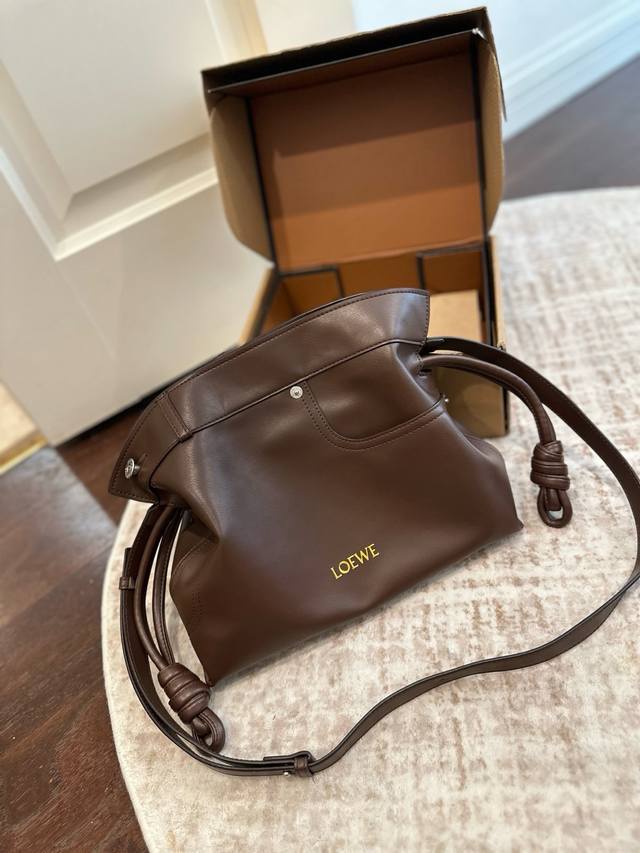 Gift box packaging. Loewe chain lucky bag. Very high-quality feel. Super large c