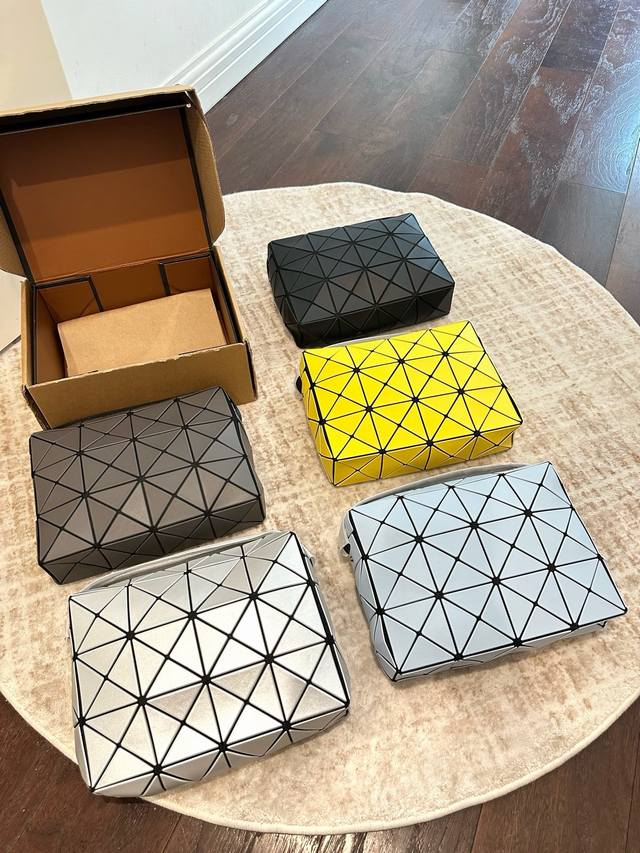 来吧 Issey Miyak*E 三宅大号丘比特包包来咯！！ 4月限定 最新大号 依旧的一塌糊涂 出门“ 神包 ”！！ 小号你们都太熟悉了，这次的大号也是出货马