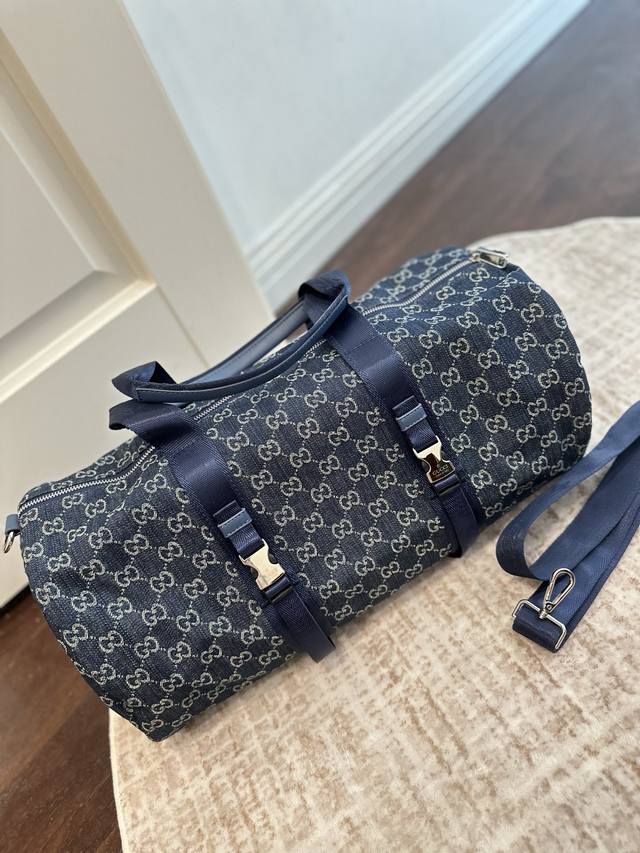 Dior Gucci prada Lv这是超酷的一只包可以做健身包，也可做旅行袋容量超级感人非常的实用出差三四天背这只包 尺寸:48*25*26Cm