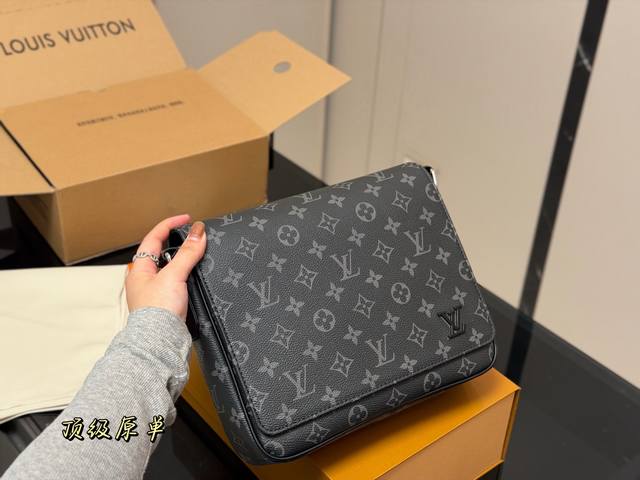 p Folding box/airplane box . A customer ordered this men's . High quality . Supe