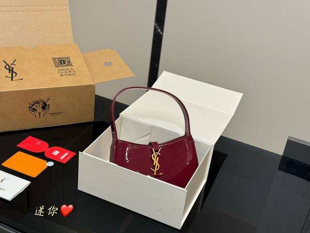 p配折叠盒飞机盒 属于它的季节 尺寸:20.11Cm Ysl腋下包 很好看啊啊啊 这款绝对是腋下包的鼻祖！ 圣罗兰牛皮品质！ 太Staly！