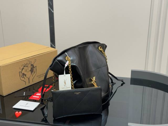 p 配折叠盒飞机盒 Size：35.31Cm 圣罗兰太好搭配了呜呜呜 Ysl Bag 更酷哦！ 面料很耐造 高级感拉满 搜索 垃圾袋