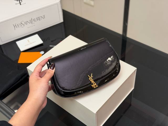p 牛皮 配盒 Size：21.5*13.5Cm 到啦最新款腋下包Voltaire 超Chic的 尽显极致的圣罗兰 Ysl超级百搭哦！