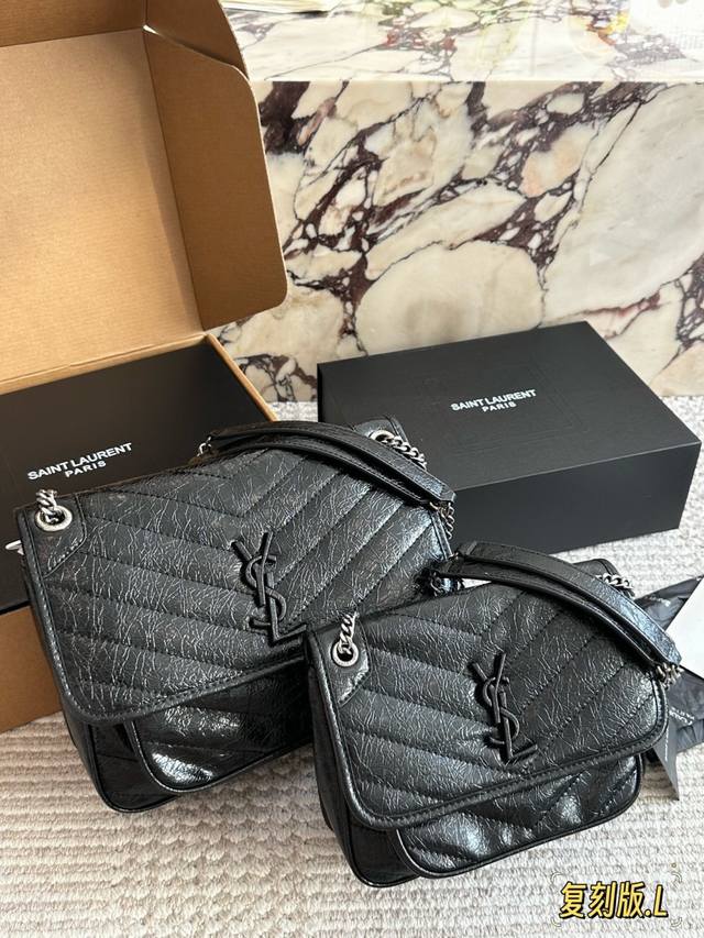 310 300 配盒 Size：28*22Cm 大 22*18Cm 小 Niki真的太好背啦 真的很好看很别致 Ysl Niki 皮料软糯质感 牛皮！牛皮！ 里