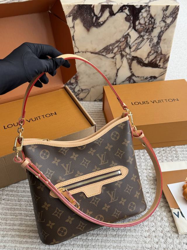 320 Comes with box Size: 27 22cm L'Or