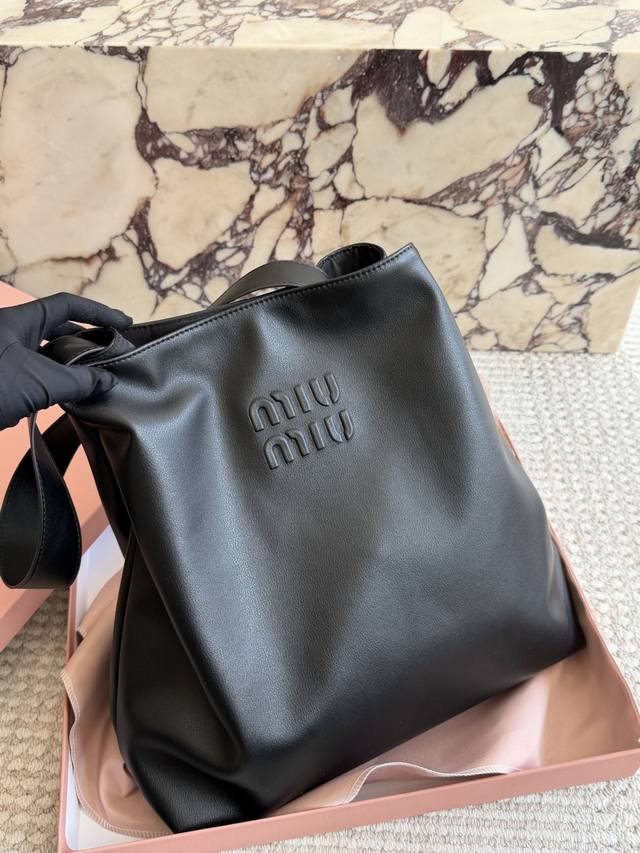 340 No box Size: 38*36Cm A day conquered by Miu Miu Miuniu Tote bag Latest runwa