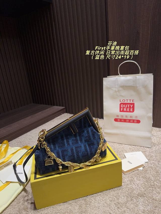折叠盒尺寸24*19 Fendi First手拿晚宴包 Fendi First手拿晚宴包,意式复古优雅又酷飒!手拿Or腋下背都Ok,轻松搭配晚礼服或通勤装。金属 折叠盒尺寸24*19 Fendi First手拿晚宴包 Fendi First手拿晚宴包,意式复古优雅又酷飒!手拿Or腋下背都Ok,轻松搭配晚礼服或通勤装。金属