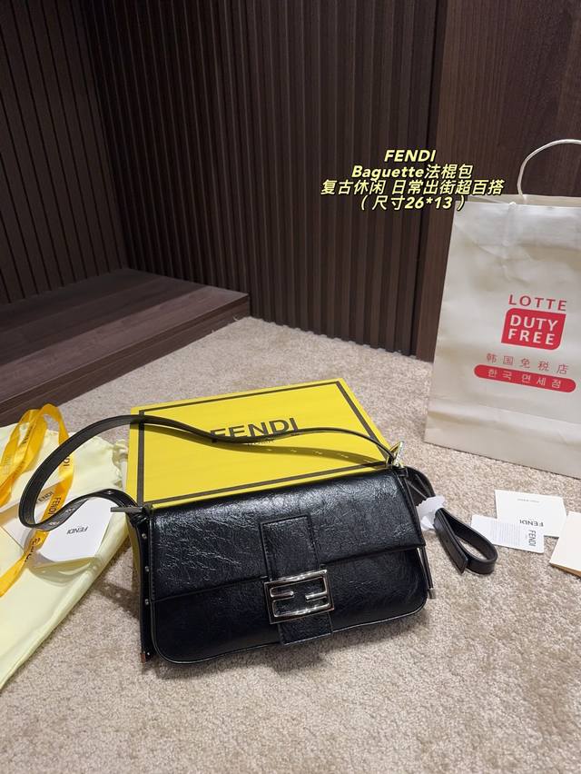 折叠盒尺寸26*13 Fendi Baguette法棍包 Fendi Baguette法棍包,手感细腻又耐用。金属Ff Logo超有辨识度,简约大气,复古与现代 折叠盒尺寸26*13 Fendi Baguette法棍包 Fendi Baguette法棍包,手感细腻又耐用。金属Ff Logo超有辨识度,简约大气,复古与现代