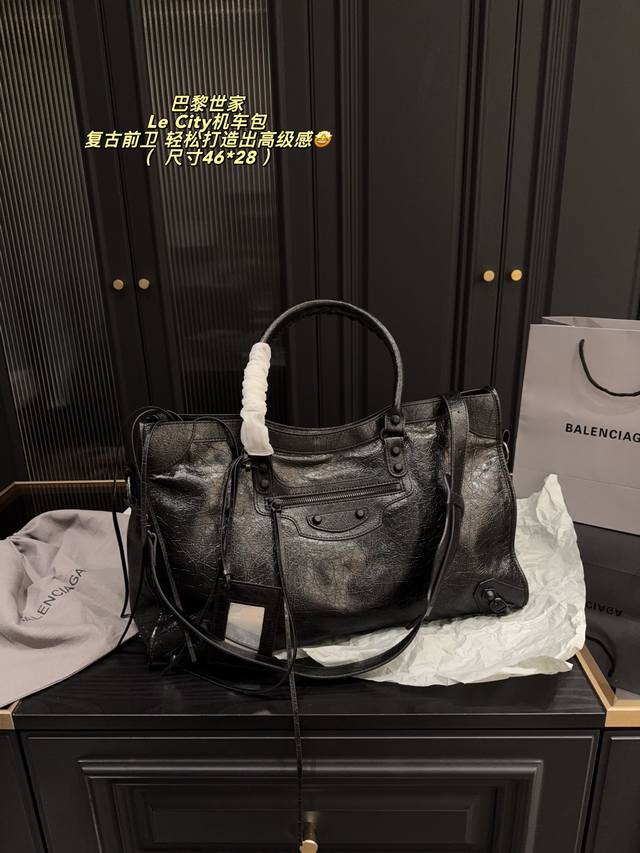 无盒46*28 巴黎世家Le City机车包 巴黎世家Le City机车包，黑色小牛皮+金属铆钉，复古又前卫！肩带可调节，手提、单肩、斜挎都Ok，通勤出街超百搭