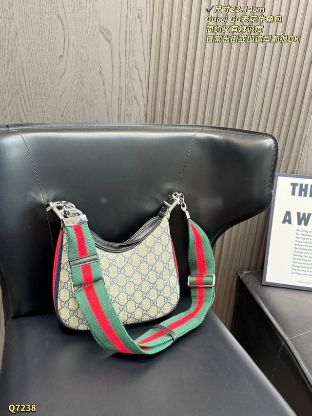 300 Folding Box Size: 22.14Cm Gucci Gg monogram horn crossbody bag. The horn-sha