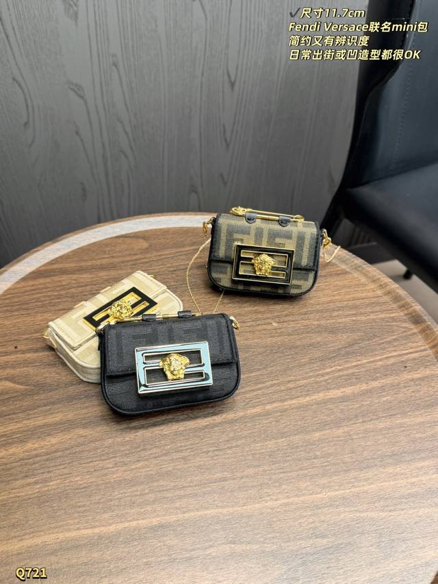 190 配盒 尺寸:11.7Cm Fendi和Versace联名的Mini Bag,超小巧精致!经典老花帆布+金色Medusa徽章,辨识度满分。金属链条肩带,手 190 配盒 尺寸:11.7Cm Fendi和Versace联名的Mini Bag,超小巧精致!经典老花帆布+金色Medusa徽章,辨识度满分。金属链条肩带,手